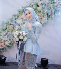 Inspirasi model baju untuk tunangan dan lamaran modern yang couple ini bisa jadi contoh bagi pasangan kekasih yang ingin terlihat modis. 35 Ide Baju Tunangan Berhijab Sederhana Lamaz Morradean