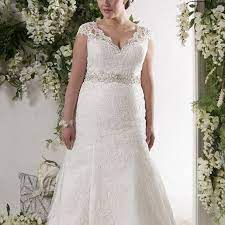 Shop with afterpay on eligible items. Fashion Friday Shape Stylist For Plus Size Brides The Pretty Pear Bride Plus Size Bridal Magazine Size 18 Wedding Dress Simple White Wedding Dress Lace Applique Wedding Dress