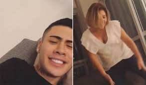 MC Kevinho mostra vídeo de sua mãe dando sarrada: "Rebola!"