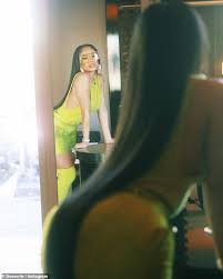 By submitting my information, i agree to receive personalized updates and marketing messages about saweetie based on my. Saweetie Turns Up The Heat As She Slips Into A Tiny Mustard Mini Skirt And Matching Knee High Boots Aktuelle Boulevard Nachrichten Und Fotogalerien Zu Stars Sternchen