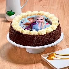 Commandez votre gâteau d'anniversaire pour garçon en ligne ou par téléphone au 01 79 72 36 37. Gateau Enfants Moka Disney Reine Des Neiges Patisserie La Romainville