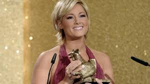 Sie erschien mit neuer frisur. Helene Fischer Neue Kurzhaar Frisur Helene Tragt Jetzt Bob News De