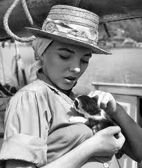 The 50 Most Fabulous And Famous Cat Ladies Of All Time Celebrities With Cats Joan Collins Cat Lovers