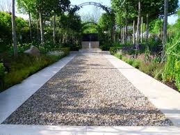 Gartengestaltung Mit Kies Blickfang Und Kaum Pflege Kiesweg Modernegartengestaltung Vorgarte Gartengestaltung Mit Kies Gartengestaltung Gartendesign Ideen