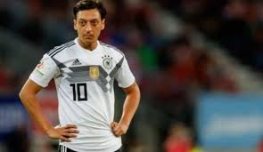 Bu kulüpteki ilk sezonunda kral kupası'nı kazandı. Almanya Da Mesut Ozil Soku Yasaniyor Tum Spor Haber