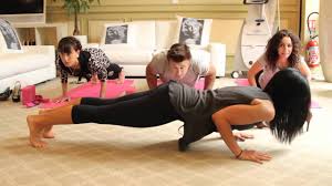 A serene yoga class run by alec baldwin's wife, hilaria thomas, erupted into a frantic, bloody mess after a student in the dangerously crowded studio fell and shattered a window, a lawsuit and witnesses say. Alec Baldwin Fait Du Yoga A Cannes Youtube