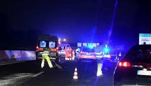 Auto si ribalta in tangenziale (1) ©ilpiacenza foto da: Incidente In Autostrada Tra Modena E Piacenza Muore L Autotrasportatore Di Mercato San Severino Andrea Sellitto Il Giornale Di Salerno It