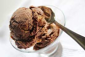 Membuat es krim dengan kantong. Chocolate Ice Cream With Peanut Butter Patties Flourpants