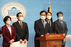 염승환 차장의 종목 진단, 전기차 관련주 2차 전지 (주식투자, 염승환). íƒë°°íŒŒì—… ì¤'ìž¬ ë‚˜ì„  ì—¬ë‹¹ ì‚¬íšŒì  í•©ì˜ ì •ì‹  ì§€í‚¤ìž ë‰´ìŠ¤ì¤Œ