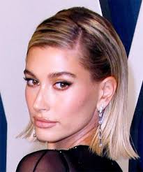 Frizzy hair may seem more difficult to tame than when it is styled in heavy long tresses, while thin locks can look flat compared to short voluminous bob hairstyles. Hailey Baldwin Medium Straight Layered Dark Brunette Bob Haircut With Light Blonde Highlights