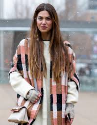 Il permet de donner du volume, notamment sur un carré plongeant long, le tie and dye vous aide à apporter une jolie profondeur à votre coiffure. Coloration Tie And Dye Caramel Comment Les Jolies Filles Adoptent La Couleur De Cheveux Caramel Elle