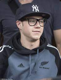 One Direction S Niall Horan Wears Geeky Glasses And A Cap In Auckland One Direction Niall Niall Horan One Direction Niall Horan