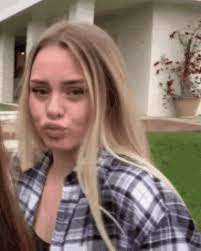 Vicky Weed» թեմայով GIF պատկերներ