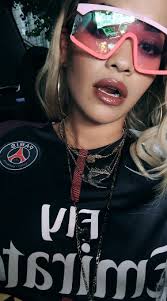 Rita Ora surprises everyone with a dress like the jersey of PSG
