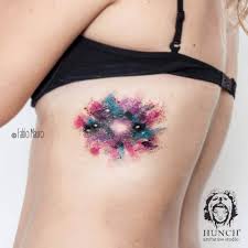 It's celebrated here and the design of the studio reflects that comfortably and beautifully. Tatuaje De Estilo Acuarela De La Constelacion De
