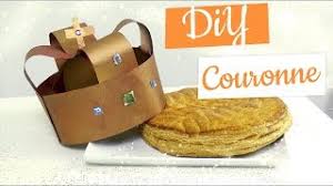 La couronne des rois (souvent ornée de trèfles puis fleurs de lys), des empereurs, des seigneurs et princes est symbole d'autorité, parodiée par la les rois sont presque toujours représentés le front ceint d'une couronne, mais il faut savoir qu'il s'agissait en fait d'un objet très désagréable à porter. Activite Manuelle Couronne Galette Des Rois Diy Youtube