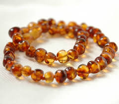 Vous pouvez mettre un collier ou un bracelet d'ambre dès que les poussées dentaires commencent à gêner votre bébé. Comment Fabriquer Un Collier D Ambre Pour Bebe Made In Joaillerie