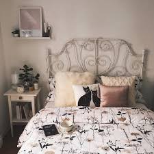232 Likes 2 Comments V E R O N I C A Melancholyoak On Instagram Cosiest Place Room Roomdecor Instar Zimmer Einrichten Ikea Zimmer Zimmer