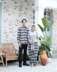 Contoh baju copel ayah ibu waktu acara lamaran anak : 45 Model Batik Couple Modern Modis Kombinasi 2020 Bergaya