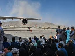 Secondo le prime informazioni si tratterebbe di un attacco suicida avvenuto davanti ai cancelli dello scalo aereo. Attentato Suicida Fuori Dall Aeroporto Di Kabul Morti E Feriti Fra Gli Afghani Italia Life 24