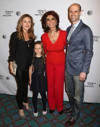 23 yr old elite luxury date inquiries: Sofia Loren Con Su Hijo Y Su Nieta Tres Generaciones Comparten Su Pasion Por El Cine En Tribeca