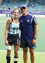 Dirige a dos selecciones y convocó a su hija. Echaron A Corradini Y Retegui Volvera Ser El Tecnico De Las Leonas