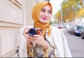 Berbagai macam desain karya dian pelangi ini diantaranya desain busana batik, kebaya maupun gaun. Dian Pelangi Biografi Profil Kenangan Com