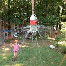 Laat De Kinderen Lekker Spelen Met Water Superkoele Zelfmaak Sprinklers Waar De Kinde Juegos De Agua Para Ninos Juegos De Agua Recreo Al Aire Libre Para Ninos