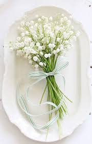 Une tradition européenne pour le jour de mai, des bouquets du muguet sont données comme cadeaux pour porter bonheur. Bouquet De Fleurs Blanches Muguet 25 Bouquets De Fleurs Blanches Pour Toutes Les Occasions Elle