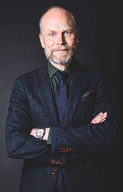 He has presented several shows like sen kväll med luuk, melodifestivalen and på spåret. Kristian Luuk Kahlo