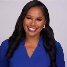 I'm in studio this morning! Had to get the family photo 😆 Have a great  Monday!