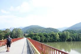 Defileul oltului se întinde de la turnu roşu la cozia , are o lungime de 47 km şi este cel mai lung din ţară. Masivul Cozia Si Valea Oltului Intr O Aventura De Weekend Mirela Ivaz