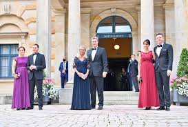 6,5 punkte zwischen dalera und weihegold im grand prix. Kyby Lihx6d5m