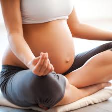 Beugen sie sich nun nach rechts und versuchen sie, mit der rechten hand ihre angezogene fußspitze zu erreichen. Geburtsvorbereitung Warum Viele Frauen Auf Yoga Schworen Brigitte De