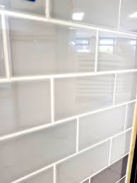 A solvent based semi gloss floor finish for areas with high slip risk. Johnson Savoy Savo5a Brick Dew Gloss Ceramic Wall Tile