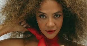 ESTRELA: ALINE BORGES BRILHANDO NA TV E NOS PALCOS