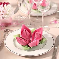 Après le pliage de serviette en forme de cygne, on vous propose une nouvelle idée pour orner votre table à manger : Pliages De Serviettes Faciles Pour Une Table De Fete Inoubliable 10 Idees
