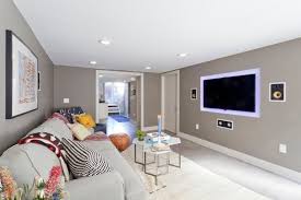 Taupe Wandfarbe Im Wohnzimmer Mit Grau Und Weiss Kombiniert Kellerfarben Wandfarbe Taupe Kellerplanung