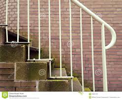 Quantité au m² à définir en fonction du sens de pose: Balustrade Exterieure Blanche D Escalier En Metal Avec La Brique Image Stock Image Du Mousse Rouge 68881525