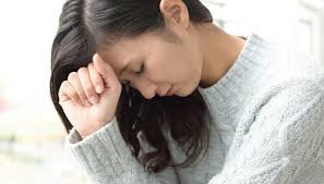 Dette skjer vanligvis på grunn av blødning forårsaket av åreknuter i spiserøret, noe som fører til svimmelhet og besvimelse i alvorlige tilfeller. De Med Betennelser I Tarmen Rammes Av Ekstrem Utmattelse