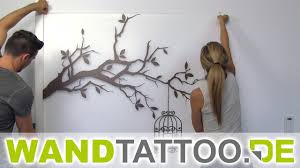 Auch nach 145 jahren ist die raufasertapete immer noch in sehr vielen. Wandtattoo Ast Mit Vogelkafig Anbringen Youtube