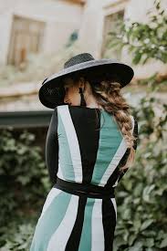 Es una pequeña pamela para tener de fondo de armario, combina muy bien con cualquier color. Los Peinados Que Triunfan Entre Las Invitadas Del 2018 Stylelovely