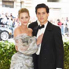 Cole mitchell sprouse was born in arezzo, tuscany, italy to american parents, melanie (wright) and matthew sprouse, and was raised in long beach, in their native california. Cole Sprouse Und Lili Reinhart Im Baby Gluck Bravo