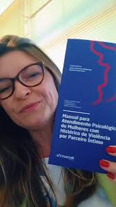 Você já tem o seu Manual? A @luisahabigzang nos explica a importância desse  livro para profissionais e estudantes de Psicologia no atendimento a  mulheres vítimas de violência por parceiro íntimo. ...