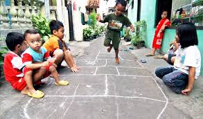 Untuk memainkannya, anda membutuhkan dua buah. 6 Permainan Tradisional Era 90 An Yang Mulai Tenggelam Ditelan Zaman Merahputih