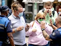 De basisregels blijven van kracht en zijn essentieel om de verspreiding van het. Amsterdam En Rotterdam Stoppen Met Mondkapjesplicht Nos