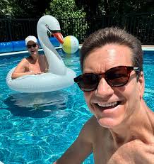 It's nice to have neighbors with a pool… it's even better when they're nice  enough to invite you to use it! 💦 ☀️😎