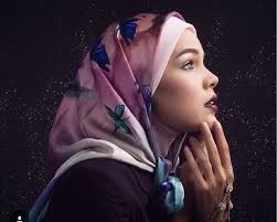 Hijab Tutorial Segi Empat ala Dewi Sandra