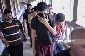 Pembelaan tutup kes selepas panggil 20 saksi selepas memanggil 20 saksi pada perbicaraan kes 18 pelajar upnm yang didakwa membunuh, bersubahat membunuh dan mencederakan zulfarhan, pihak pembelaan menutup kesnya hari ini. Lima Penuntut Upnm Dituduh Bunuh Zulfarhan Seorang Bersubahat