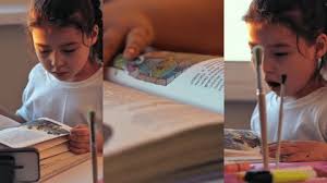 Una niña pequeña feliz hace impresiones: video de stock (totalmente libre  de regalías) 3703276541